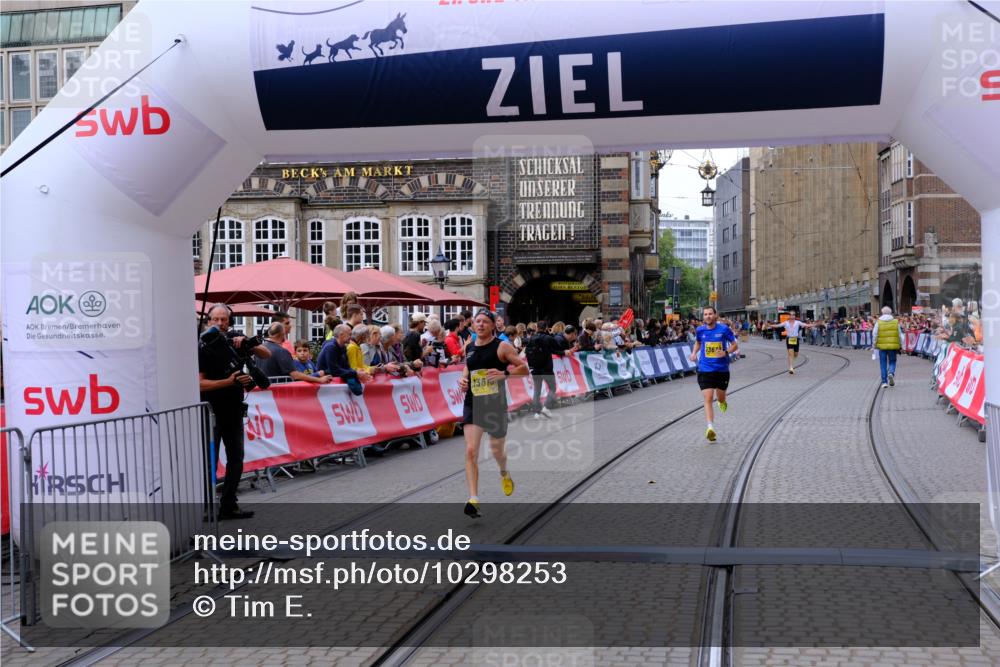 13.09.2026 - 21. swb-Marathon Bremen Tim E. http://msf.ph/oto/10298253 13.09.2026 10:34:33 Ziel 11418, 13605, 13610, 13633 meine-sportfotos.de