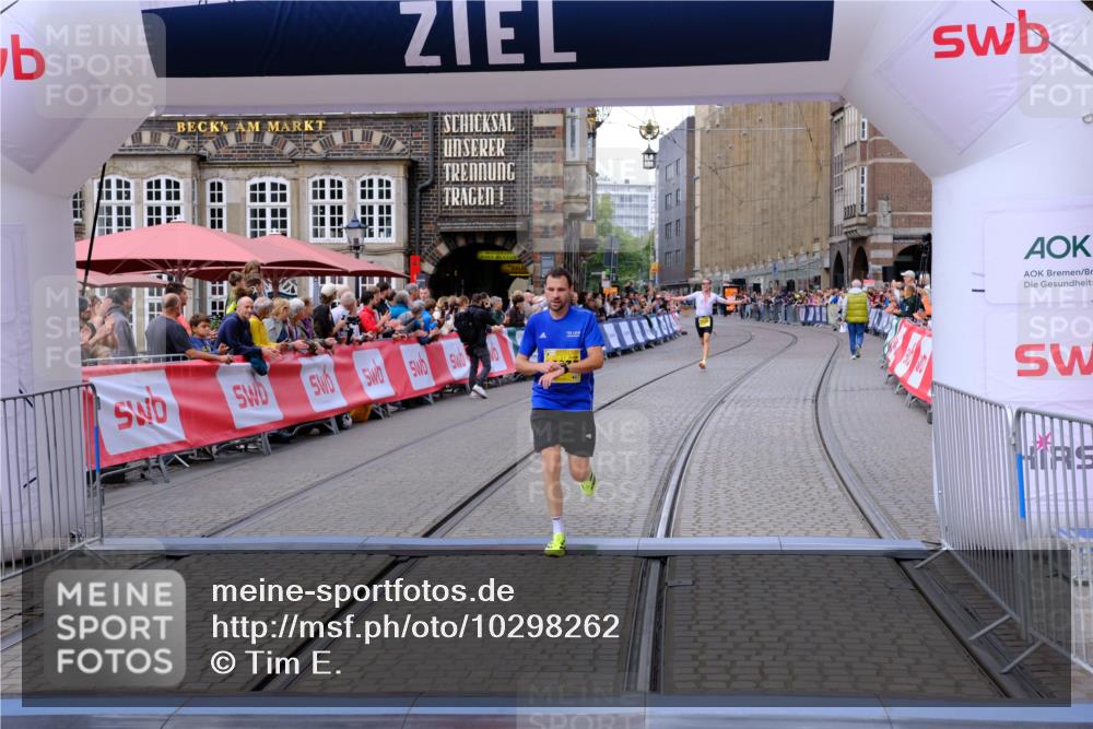 13.09.2026 - 21. swb-Marathon Bremen Tim E. http://msf.ph/oto/10298262 13.09.2026 10:34:35 Ziel 11418, 13605, 13610, 13633 meine-sportfotos.de