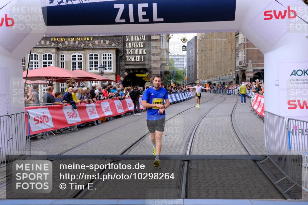 13.09.2026 - 21. swb-Marathon Bremen Tim E. http://msf.ph/oto/10298264 13.09.2026 10:34:35 Ziel 11418, 13605, 13610, 13633 meine-sportfotos.de