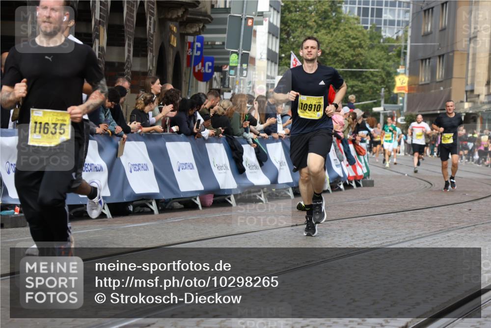 13.09.2026 - 21. swb-Marathon Bremen Strokosch-Dieckow http://msf.ph/oto/10298265 13.09.2026 10:49:38 Ziel 10294, 10514, 10655, 10739, 10846, 11191, 11316, 11567, 11621, 11896, 11984, 12132, 12149, 12376, 12450, 12529, 13577, 10508, 10709, 10966, 11007, 11035, 11183 meine-sportfotos.de