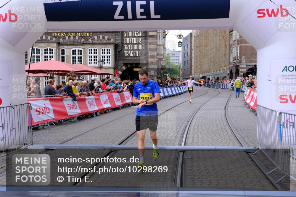 13.09.2026 - 21. swb-Marathon Bremen Tim E. http://msf.ph/oto/10298269 13.09.2026 10:34:36 Ziel 11418, 13605, 13610, 13633 meine-sportfotos.de