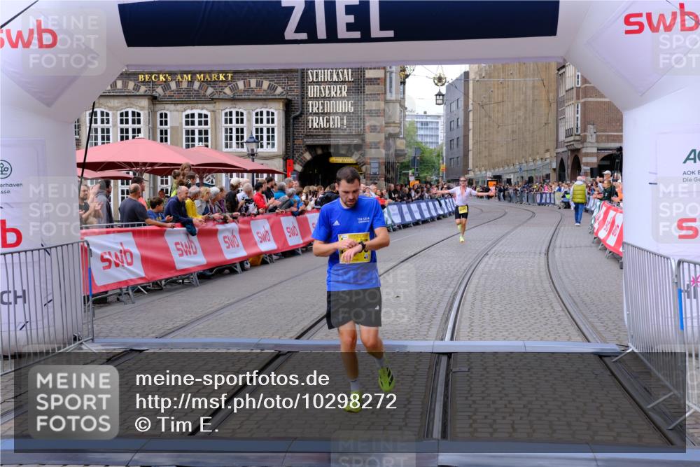 13.09.2026 - 21. swb-Marathon Bremen Tim E. http://msf.ph/oto/10298272 13.09.2026 10:34:36 Ziel 11418, 13605, 13610, 13633 meine-sportfotos.de
