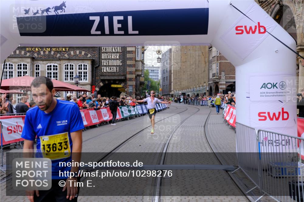 13.09.2026 - 21. swb-Marathon Bremen Tim E. http://msf.ph/oto/10298276 13.09.2026 10:34:38 Ziel 11418, 13605, 13610, 13633 meine-sportfotos.de