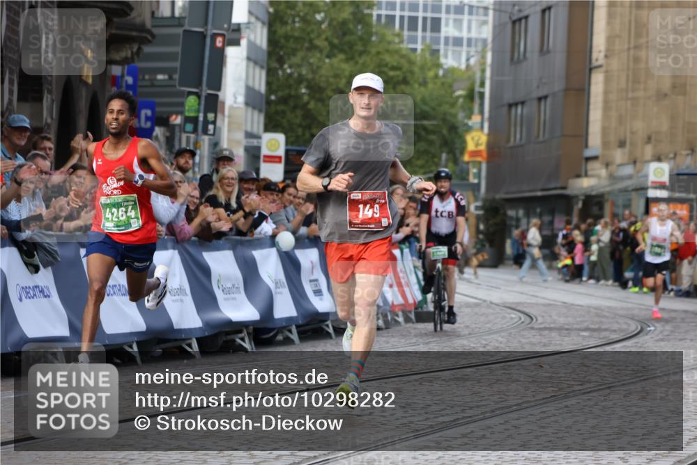 13.09.2026 - 21. swb-Marathon Bremen Strokosch-Dieckow http://msf.ph/oto/10298282 13.09.2026 12:40:35 Ziel 149, 1263, 3662, 4264 meine-sportfotos.de
