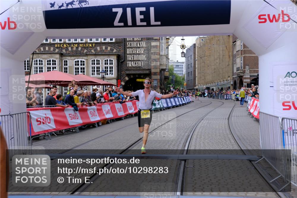 13.09.2026 - 21. swb-Marathon Bremen Tim E. http://msf.ph/oto/10298283 13.09.2026 10:34:39 Ziel 11418, 13605, 13610, 13633 meine-sportfotos.de