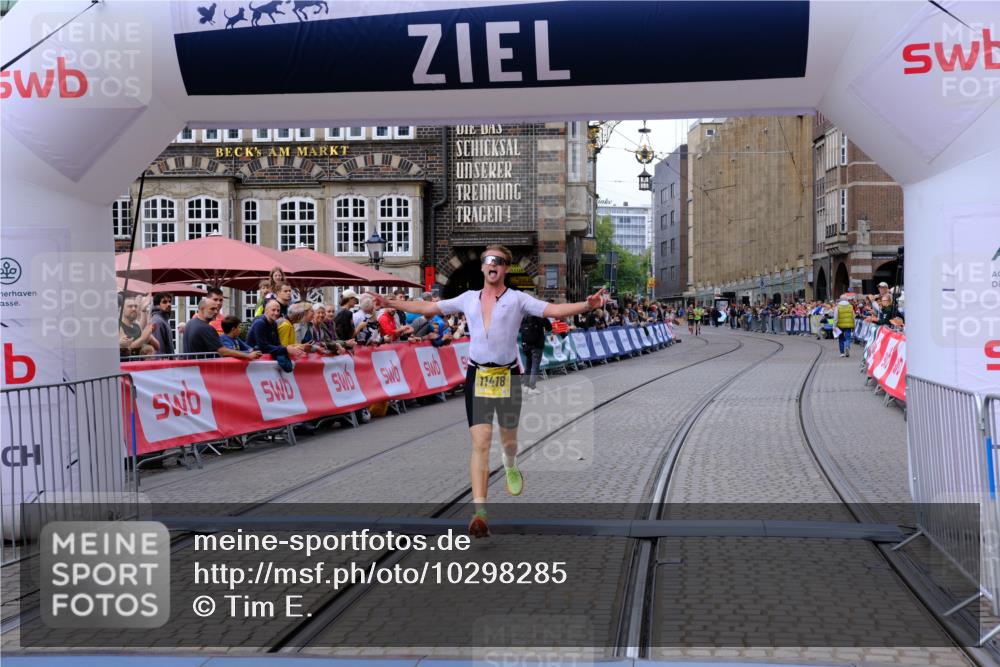 13.09.2026 - 21. swb-Marathon Bremen Tim E. http://msf.ph/oto/10298285 13.09.2026 10:34:39 Ziel 11418, 13605, 13610, 13633 meine-sportfotos.de