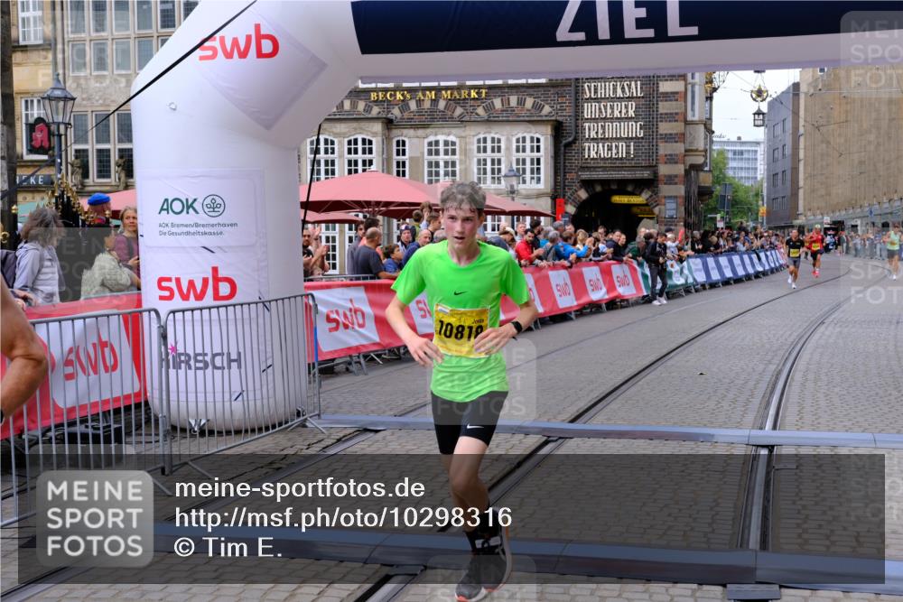 13.09.2026 - 21. swb-Marathon Bremen Tim E. http://msf.ph/oto/10298316 13.09.2026 10:34:55 Ziel 10818, 12358, 12413, 12540, 13637 meine-sportfotos.de
