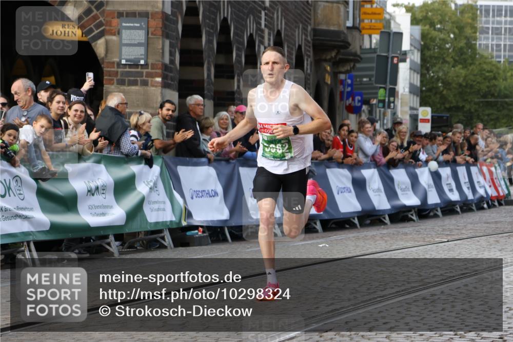 13.09.2026 - 21. swb-Marathon Bremen Strokosch-Dieckow http://msf.ph/oto/10298324 13.09.2026 12:40:44 Ziel 642, 1263 meine-sportfotos.de