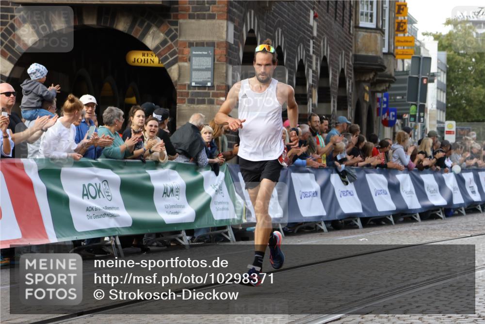 13.09.2026 - 21. swb-Marathon Bremen Strokosch-Dieckow http://msf.ph/oto/10298371 13.09.2026 12:41:24 Ziel 634, 642, 1139 meine-sportfotos.de