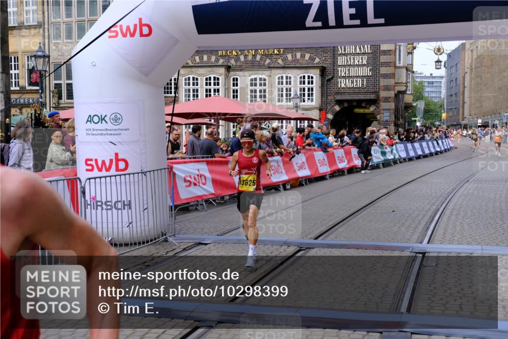 13.09.2026 - 21. swb-Marathon Bremen Tim E. http://msf.ph/oto/10298399 13.09.2026 10:35:14 Ziel 11197, 11964, 12358, 12413, 13588, 13601, 13625 meine-sportfotos.de