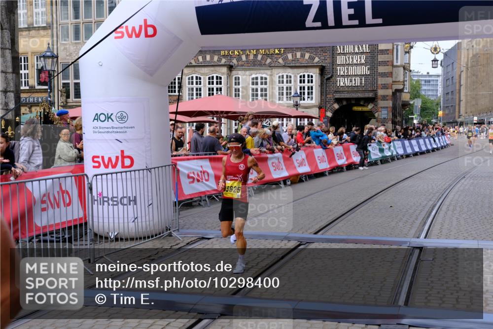 13.09.2026 - 21. swb-Marathon Bremen Tim E. http://msf.ph/oto/10298400 13.09.2026 10:35:14 Ziel 11197, 11964, 12358, 12413, 13588, 13601, 13625 meine-sportfotos.de