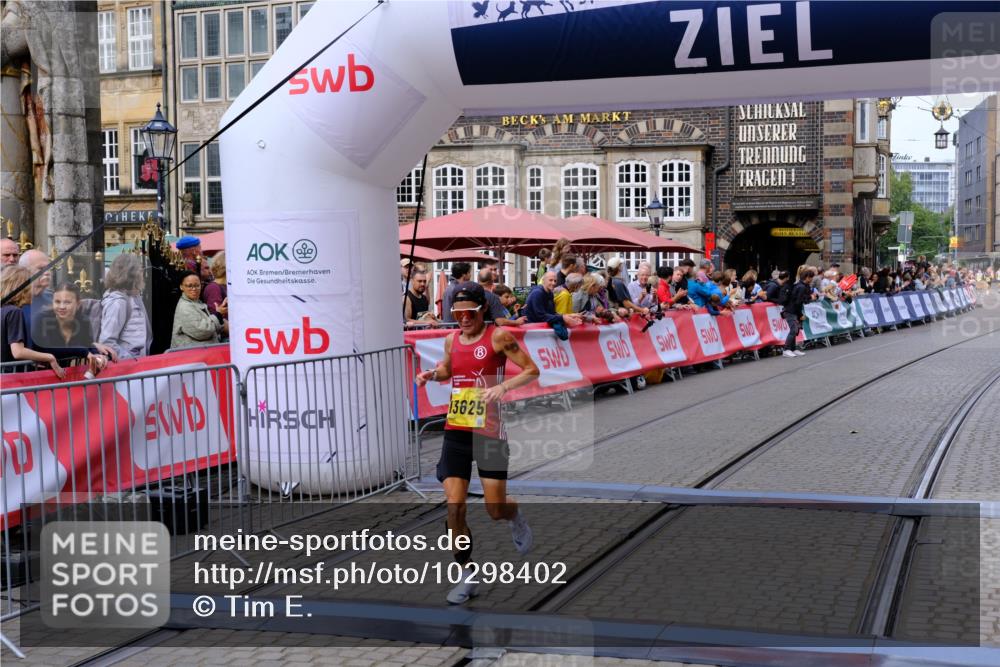 13.09.2026 - 21. swb-Marathon Bremen Tim E. http://msf.ph/oto/10298402 13.09.2026 10:35:15 Ziel 11197, 11964, 12358, 13560, 13588, 13601, 13625 meine-sportfotos.de