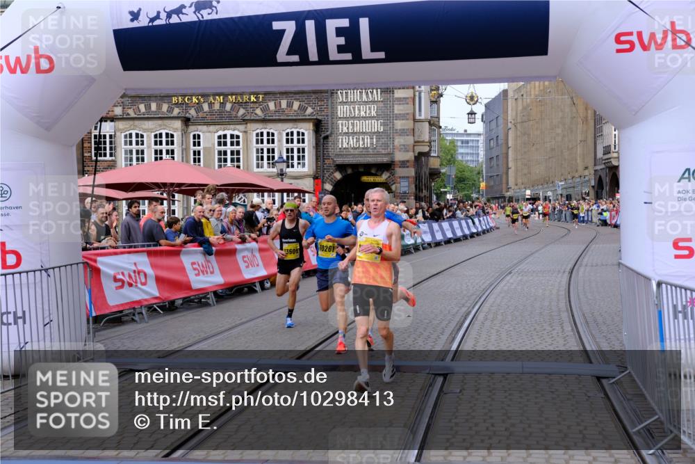 13.09.2026 - 21. swb-Marathon Bremen Tim E. http://msf.ph/oto/10298413 13.09.2026 10:35:23 Ziel 10261, 10262, 13505, 13560, 13588, 13601, 13625 meine-sportfotos.de