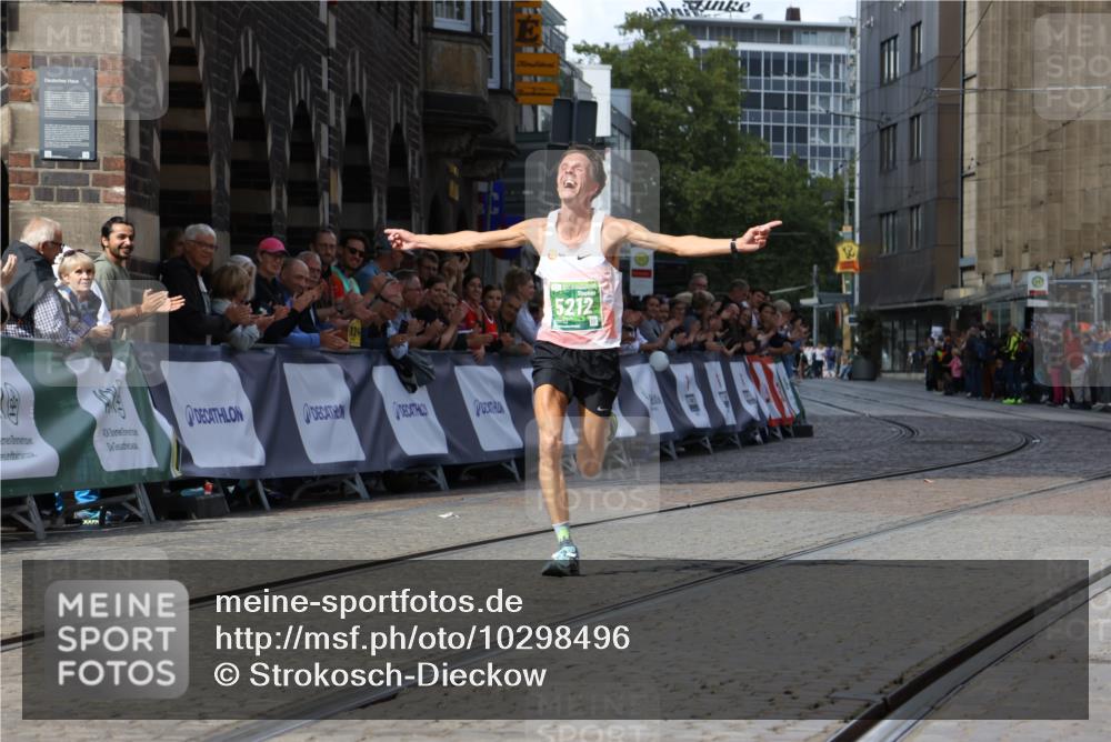 13.09.2026 - 21. swb-Marathon Bremen Strokosch-Dieckow http://msf.ph/oto/10298496 13.09.2026 12:43:40 Ziel 5212 meine-sportfotos.de