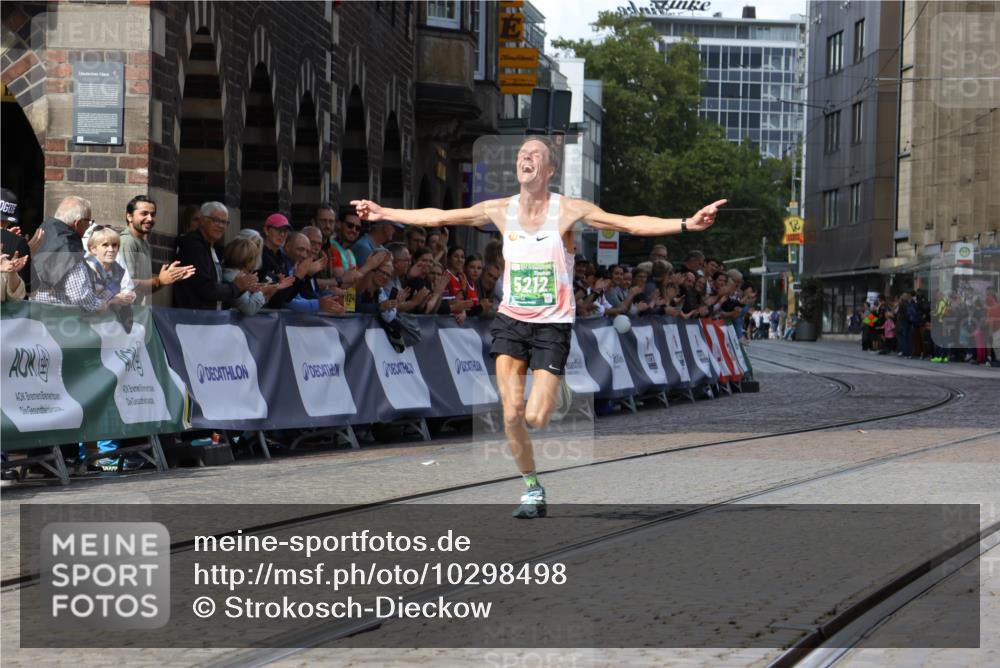 13.09.2026 - 21. swb-Marathon Bremen Strokosch-Dieckow http://msf.ph/oto/10298498 13.09.2026 12:43:40 Ziel 5212 meine-sportfotos.de