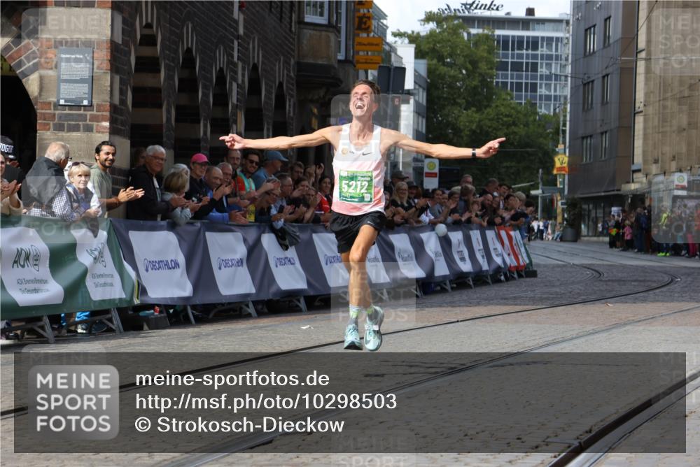 13.09.2026 - 21. swb-Marathon Bremen Strokosch-Dieckow http://msf.ph/oto/10298503 13.09.2026 12:43:40 Ziel 5212 meine-sportfotos.de