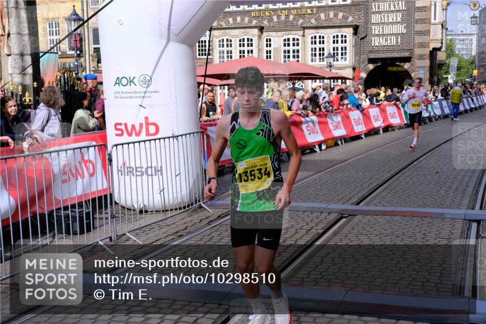 13.09.2026 - 21. swb-Marathon Bremen Tim E. http://msf.ph/oto/10298510 13.09.2026 10:36:17 Ziel 10244, 13534 meine-sportfotos.de