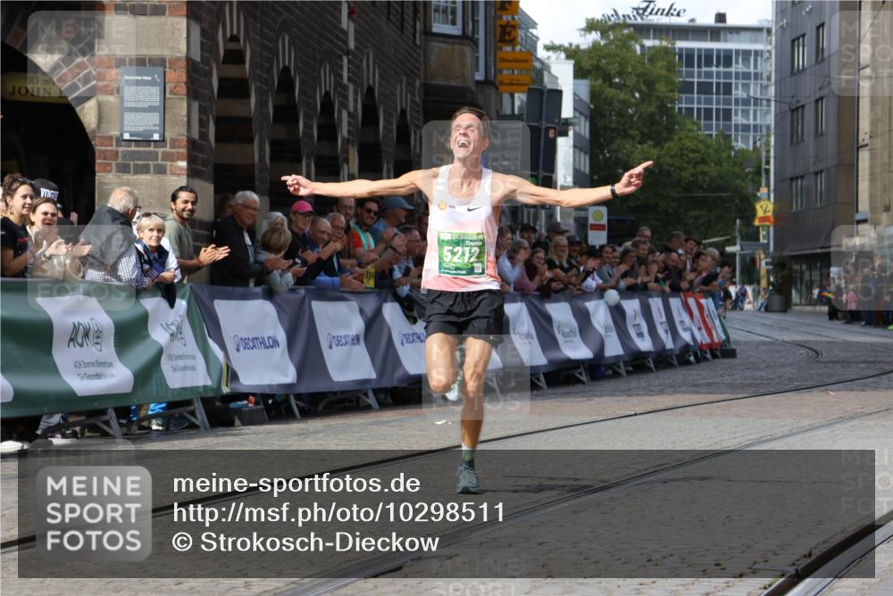 13.09.2026 - 21. swb-Marathon Bremen Strokosch-Dieckow http://msf.ph/oto/10298511 13.09.2026 12:43:40 Ziel 5212 meine-sportfotos.de