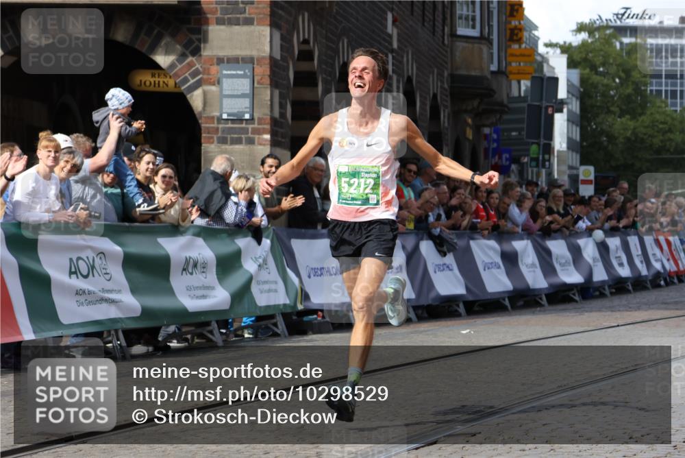 13.09.2026 - 21. swb-Marathon Bremen Strokosch-Dieckow http://msf.ph/oto/10298529 13.09.2026 12:43:41 Ziel  meine-sportfotos.de