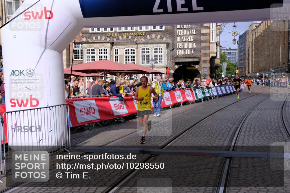 13.09.2026 - 21. swb-Marathon Bremen Tim E. http://msf.ph/oto/10298550 13.09.2026 10:36:44 Ziel 11916, 12324, 12513, 13548, 13575 meine-sportfotos.de