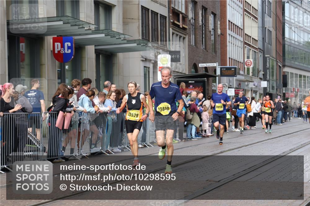 13.09.2026 - 21. swb-Marathon Bremen Strokosch-Dieckow http://msf.ph/oto/10298595 13.09.2026 10:45:54 Ziel 10228, 10447, 10992, 11706, 11925, 11926, 11956, 13529, 13609, 13612, 13640, 10436, 10464, 10541, 10583, 10987, 11015, 11063, 11279, 11559, 11762, 11845, 12033, 12069, 12087, 12290, 12556, 12557, 13532, 13595, 13628 meine-sportfotos.de