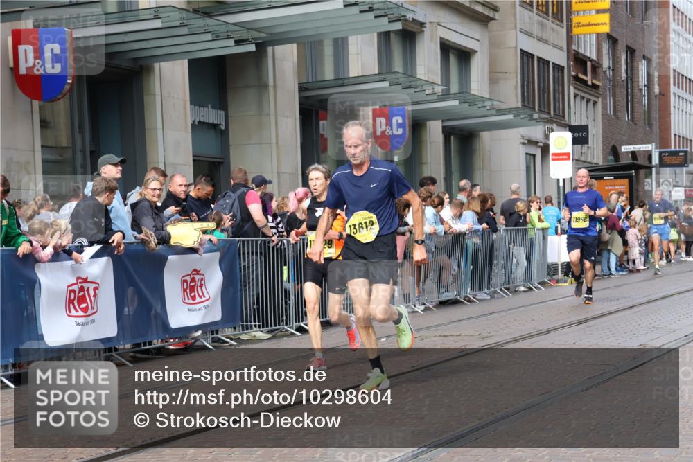 13.09.2026 - 21. swb-Marathon Bremen Strokosch-Dieckow http://msf.ph/oto/10298604 13.09.2026 10:45:56 Ziel 10228, 10447, 10992, 11287, 11706, 11925, 11926, 11956, 13529, 13609, 13612, 13640, 10436, 10464, 10541, 10583, 10987, 11015, 11063, 11279, 11559, 11762, 11845, 12033, 12069, 12087, 12556, 12557, 13532, 13595, 13628 meine-sportfotos.de