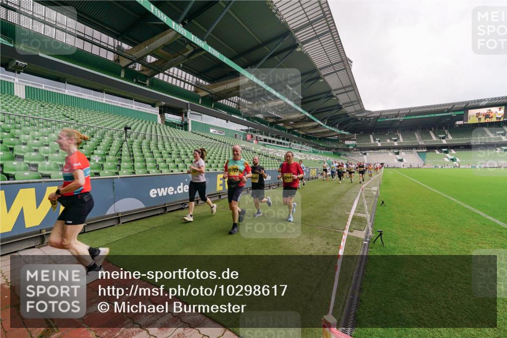 13.09.2026 - 21. swb-Marathon Bremen Michael Burmester http://msf.ph/oto/10298617 13.09.2026 10:33:39 Laufen im Stadion 10018, 10067, 10078, 10166, 10177, 10184, 10203, 10211, 10226, 10236, 10240, 10243, 10249, 10254, 10256, 10297, 10300, 10322, 10355, 10356, 10365, 10372, 10374, 10379, 10383, 10394, 10408, 10410, 10415, 10423, 10428, 10460, 10486, 10494, 10517, 10530, 10550, 10565, 10578, 10604, 10668, 10670, 10673, 10675, 10687, 10690, 10691, 10699, 10700, 10707, 10721, 10728, 10745, 10749, 10750, 10771, 10772, 10787, 10788, 10794, 10798, 10828, 10857, 10914, 11126 meine-sportfotos.de