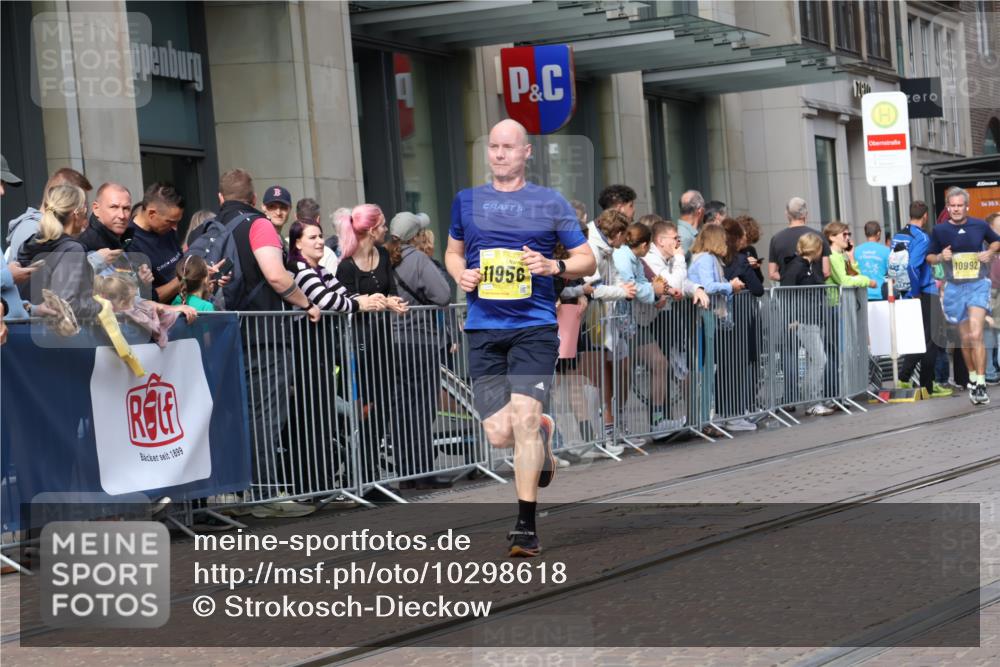 13.09.2026 - 21. swb-Marathon Bremen Strokosch-Dieckow http://msf.ph/oto/10298618 13.09.2026 10:45:58 Ziel 10228, 10447, 10992, 11287, 11706, 11925, 11926, 13529, 13609, 13640, 10436, 10464, 10541, 10583, 10987, 11015, 11063, 11279, 11559, 11762, 11845, 11956, 12033, 12069, 12087, 12556, 12557, 13532, 13595, 13612, 13628 meine-sportfotos.de