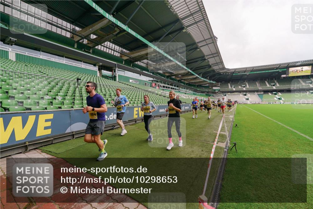 13.09.2026 - 21. swb-Marathon Bremen Michael Burmester http://msf.ph/oto/10298653 13.09.2026 10:33:49 Laufen im Stadion 10018, 10067, 10078, 10166, 10177, 10184, 10203, 10211, 10226, 10236, 10240, 10243, 10249, 10254, 10297, 10300, 10322, 10355, 10356, 10365, 10372, 10374, 10379, 10383, 10394, 10408, 10415, 10423, 10428, 10460, 10486, 10494, 10530, 10550, 10565, 10578, 10604, 10639, 10668, 10669, 10670, 10673, 10675, 10687, 10691, 10699, 10700, 10721, 10728, 10745, 10749, 10750, 10771, 10772, 10787, 10788, 10794, 10798, 10828, 10857, 10914, 11126, 11162, 11343, 11803 meine-sportfotos.de