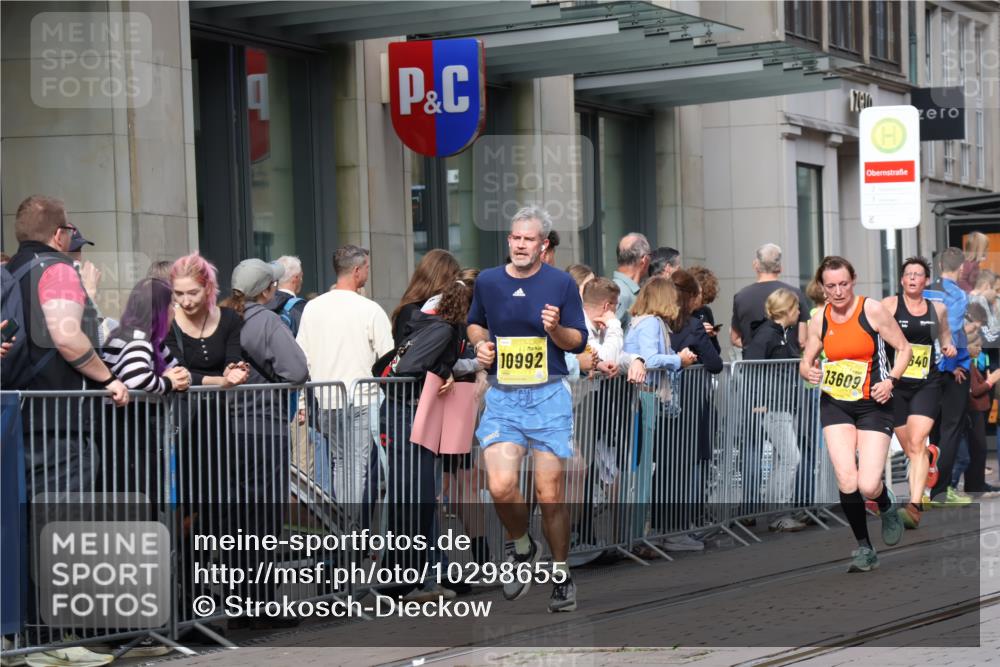 13.09.2026 - 21. swb-Marathon Bremen Strokosch-Dieckow http://msf.ph/oto/10298655 13.09.2026 10:46:01 Ziel 10228, 10447, 10992, 11110, 11287, 11356, 11706, 11925, 11926, 13609, 13640, 10436, 10464, 10987, 11015, 11063, 11279, 11559, 11762, 11845, 11956, 12033, 12069, 12087, 12556, 12557, 13529, 13595, 13612 meine-sportfotos.de