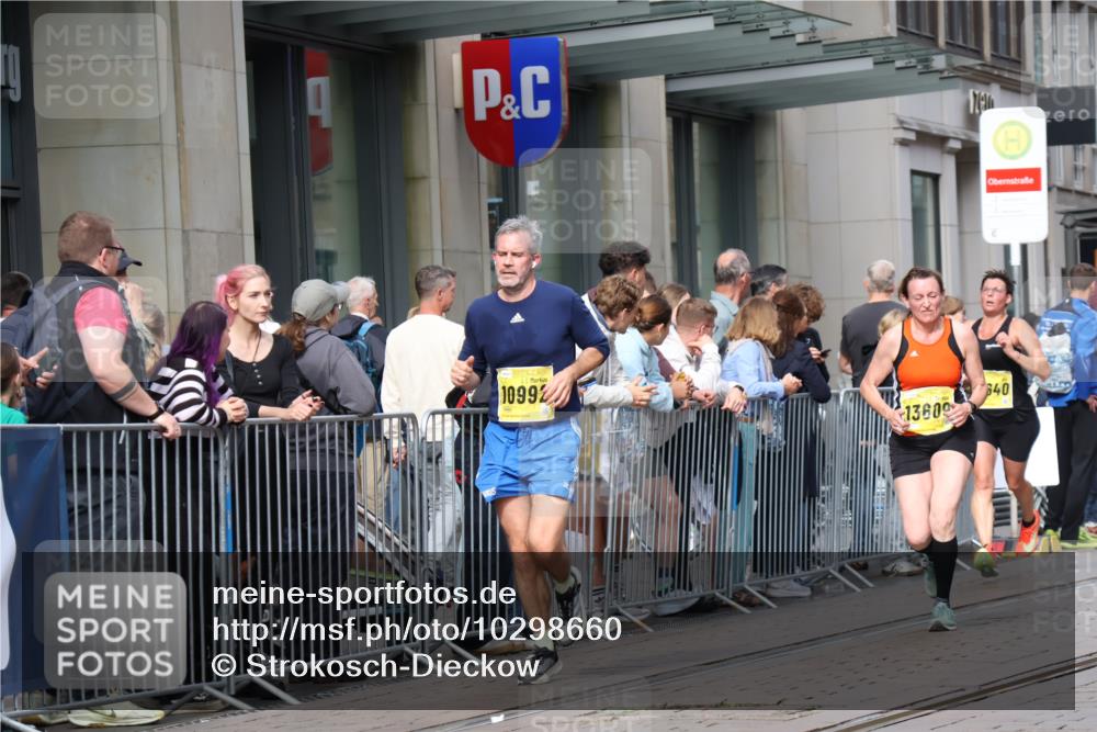 13.09.2026 - 21. swb-Marathon Bremen Strokosch-Dieckow http://msf.ph/oto/10298660 13.09.2026 10:46:02 Ziel 10228, 10447, 10897, 10992, 11110, 11287, 11356, 11706, 11925, 11926, 13609, 13640, 10436, 10464, 10987, 11015, 11279, 11559, 11762, 11845, 11956, 12033, 12069, 12087, 12556, 12557, 13529, 13595, 13612 meine-sportfotos.de