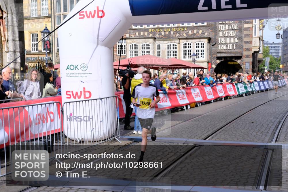 13.09.2026 - 21. swb-Marathon Bremen Tim E. http://msf.ph/oto/10298661 13.09.2026 10:37:04 Ziel 11738, 12456, 13606 meine-sportfotos.de