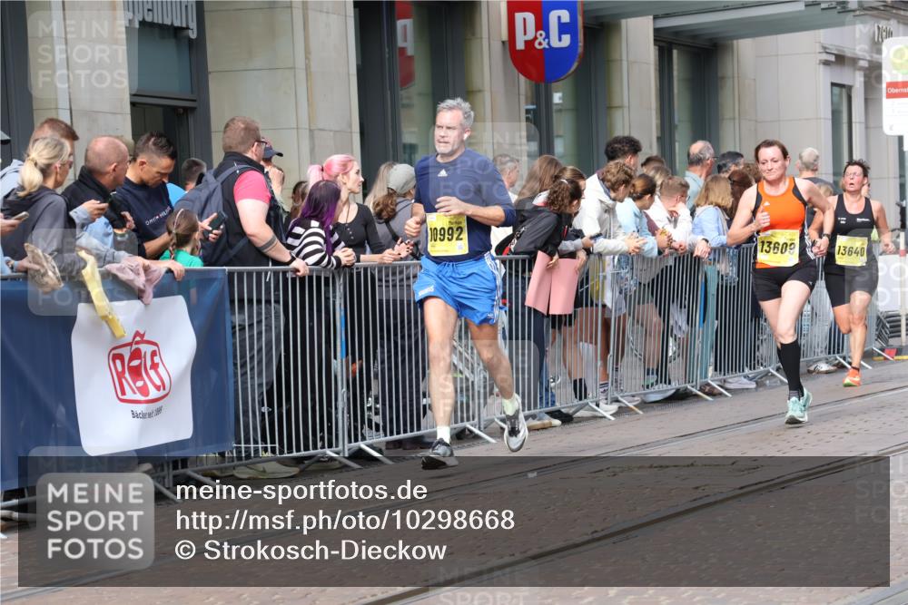 13.09.2026 - 21. swb-Marathon Bremen Strokosch-Dieckow http://msf.ph/oto/10298668 13.09.2026 10:46:02 Ziel 10228, 10447, 10897, 10992, 11110, 11287, 11356, 11706, 11925, 11926, 13609, 13640, 10436, 10464, 10987, 11015, 11279, 11559, 11762, 11845, 11956, 12033, 12069, 12087, 12556, 12557, 13529, 13595, 13612 meine-sportfotos.de