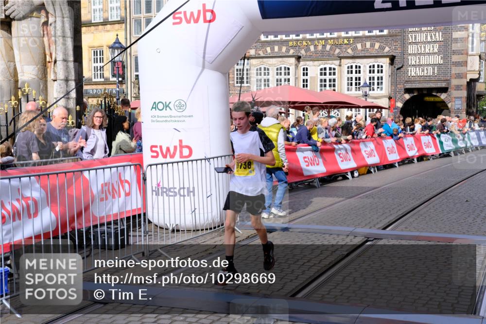 13.09.2026 - 21. swb-Marathon Bremen Tim E. http://msf.ph/oto/10298669 13.09.2026 10:37:05 Ziel 11738, 12456, 13606 meine-sportfotos.de