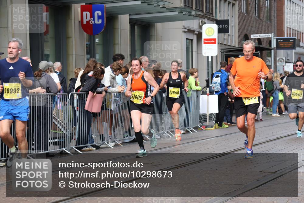 13.09.2026 - 21. swb-Marathon Bremen Strokosch-Dieckow http://msf.ph/oto/10298673 13.09.2026 10:46:03 Ziel 10228, 10447, 10897, 10992, 11110, 11287, 11356, 11706, 11925, 11926, 13609, 13640, 10436, 10464, 10987, 10992, 11015, 11279, 11762, 11956, 12033, 12069, 12556, 12557, 13529, 13595, 13612 meine-sportfotos.de