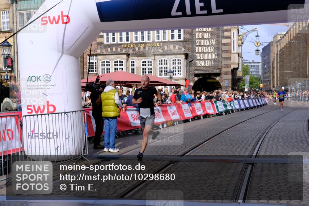 13.09.2026 - 21. swb-Marathon Bremen Tim E. http://msf.ph/oto/10298680 13.09.2026 10:37:09 Ziel 11738, 12520, 13606 meine-sportfotos.de