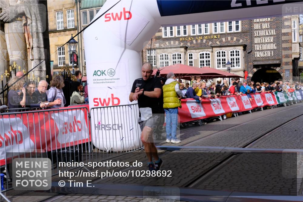 13.09.2026 - 21. swb-Marathon Bremen Tim E. http://msf.ph/oto/10298692 13.09.2026 10:37:09 Ziel 11738, 12520, 13606 meine-sportfotos.de