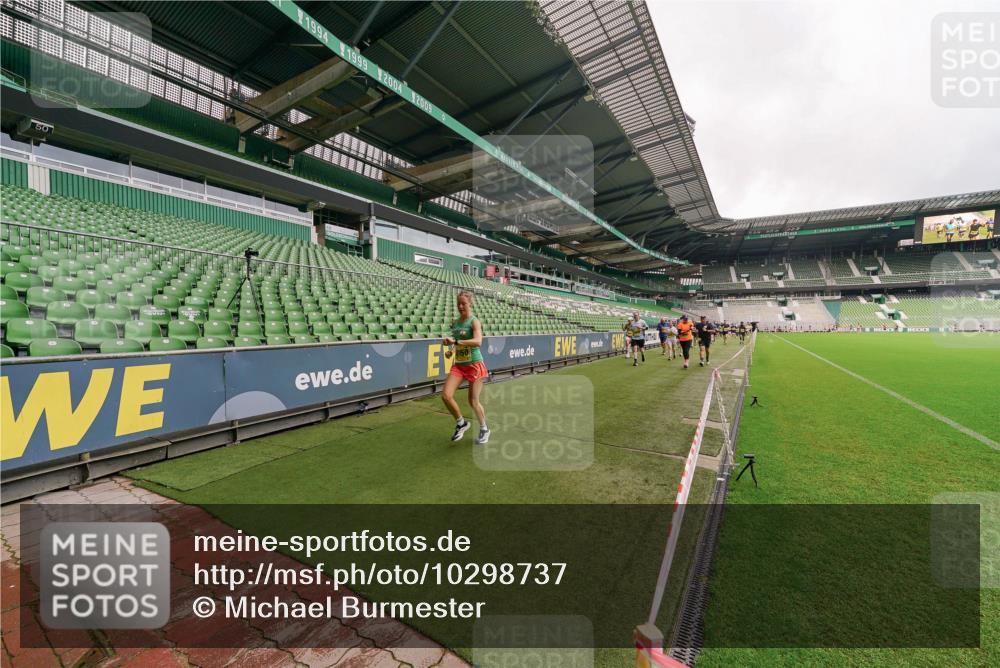 13.09.2026 - 21. swb-Marathon Bremen Michael Burmester http://msf.ph/oto/10298737 13.09.2026 10:34:12 Laufen im Stadion 10018, 10067, 10078, 10147, 10157, 10166, 10177, 10184, 10185, 10211, 10236, 10240, 10254, 10297, 10300, 10355, 10356, 10367, 10368, 10369, 10374, 10379, 10383, 10394, 10408, 10415, 10423, 10428, 10460, 10485, 10494, 10530, 10559, 10578, 10604, 10639, 10668, 10669, 10673, 10677, 10687, 10691, 10699, 10700, 10728, 10745, 10749, 10750, 10772, 10787, 10788, 10794, 10798, 10828, 10857, 10914, 10928, 11126, 11162, 11343, 11803, 11965, 10146, 10222 meine-sportfotos.de