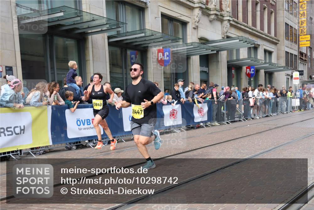 13.09.2026 - 21. swb-Marathon Bremen Strokosch-Dieckow http://msf.ph/oto/10298742 13.09.2026 10:46:08 Ziel 10228, 10590, 10897, 11110, 11155, 11287, 11356, 11706, 11926, 12035, 13511, 10436, 10447, 10992, 11762, 11925, 11956, 12033, 12069, 12556, 12557, 13529, 13609, 13612, 13640 meine-sportfotos.de