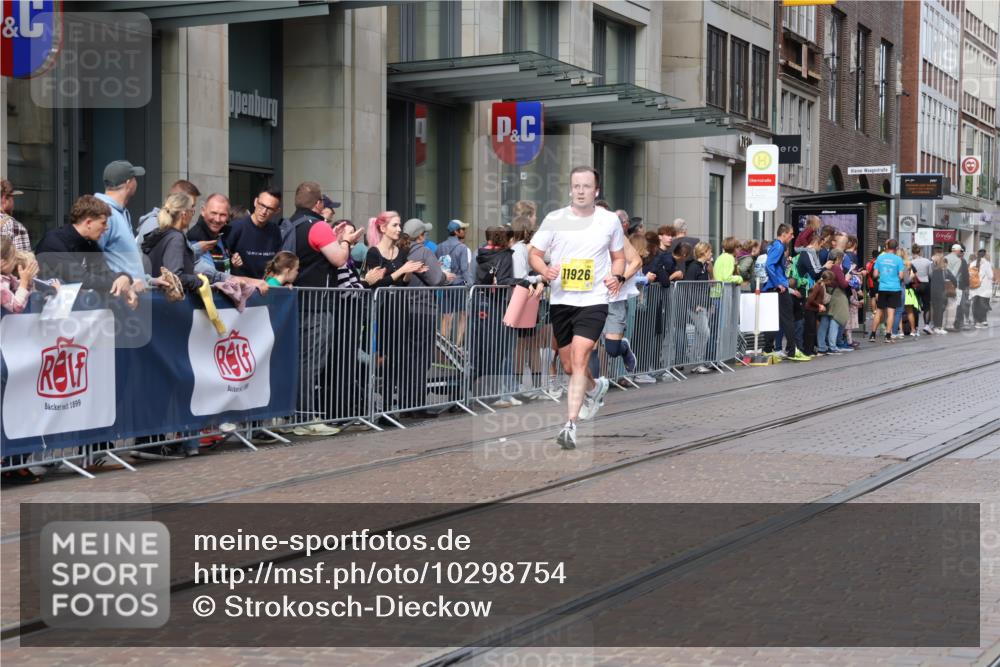 13.09.2026 - 21. swb-Marathon Bremen Strokosch-Dieckow http://msf.ph/oto/10298754 13.09.2026 10:46:11 Ziel 10228, 10590, 10897, 11110, 11155, 11287, 11356, 11706, 11926, 12035, 13511, 10436, 10447, 10992, 11706, 11925, 11956, 12033, 12069, 12556, 12557, 13529, 13609, 13612, 13640 meine-sportfotos.de