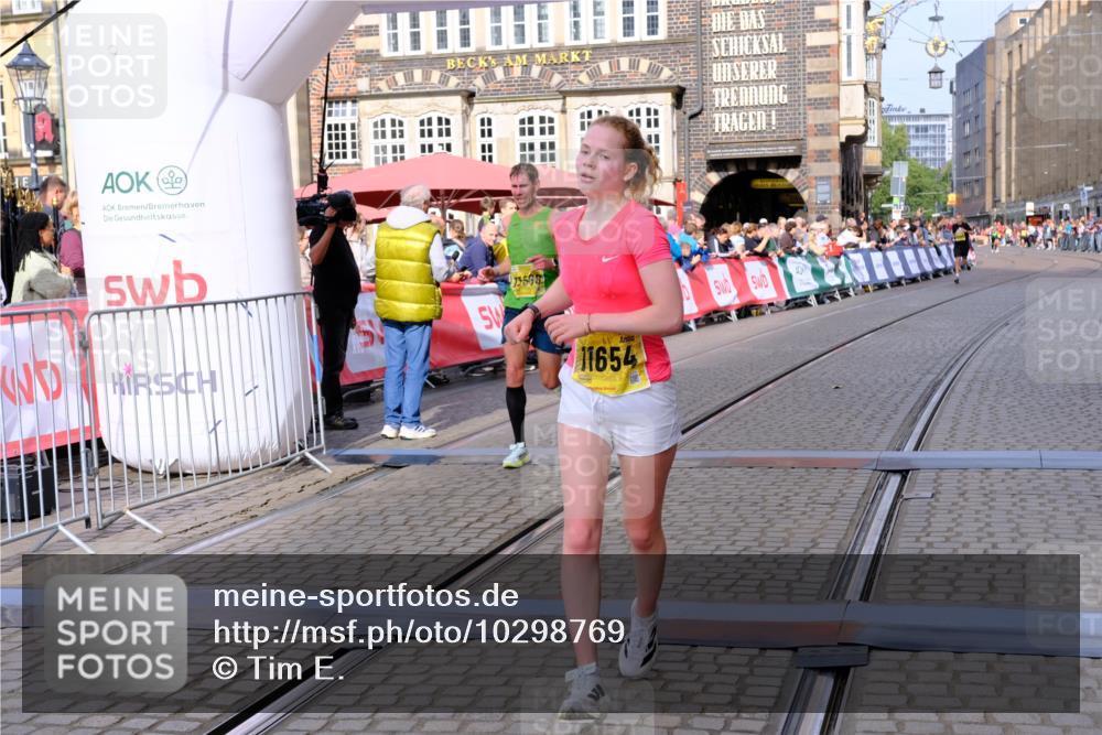 13.09.2026 - 21. swb-Marathon Bremen Tim E. http://msf.ph/oto/10298769 13.09.2026 10:37:21 Ziel 10961, 11654, 12520, 13568, 13606 meine-sportfotos.de
