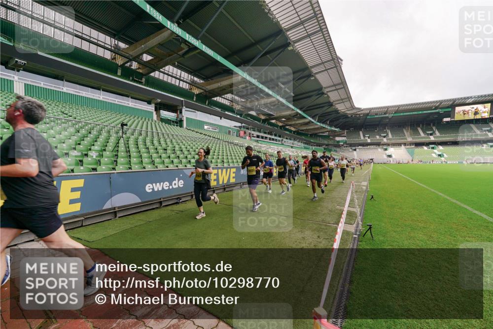 13.09.2026 - 21. swb-Marathon Bremen Michael Burmester http://msf.ph/oto/10298770 13.09.2026 10:34:22 Laufen im Stadion 10018, 10078, 10093, 10147, 10157, 10166, 10177, 10184, 10185, 10211, 10236, 10240, 10254, 10297, 10300, 10355, 10356, 10367, 10368, 10369, 10374, 10383, 10394, 10408, 10415, 10423, 10428, 10460, 10485, 10494, 10528, 10530, 10559, 10578, 10604, 10639, 10668, 10669, 10673, 10677, 10687, 10691, 10699, 10700, 10728, 10745, 10749, 10750, 10772, 10787, 10788, 10794, 10828, 10857, 10914, 10928, 11126, 11162, 11343, 11803, 11965, 10146, 10222 meine-sportfotos.de