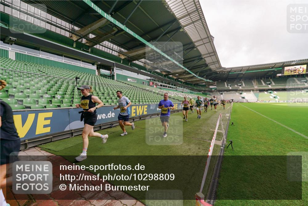 13.09.2026 - 21. swb-Marathon Bremen Michael Burmester http://msf.ph/oto/10298809 13.09.2026 10:34:33 Laufen im Stadion 10018, 10078, 10093, 10144, 10147, 10157, 10177, 10184, 10185, 10211, 10236, 10240, 10254, 10297, 10355, 10356, 10367, 10368, 10369, 10374, 10377, 10408, 10415, 10423, 10427, 10428, 10460, 10485, 10528, 10530, 10559, 10578, 10604, 10639, 10668, 10669, 10673, 10677, 10687, 10691, 10699, 10700, 10715, 10745, 10749, 10750, 10772, 10787, 10788, 10828, 10857, 10914, 10928, 11126, 11162, 11343, 11803, 11965, 10146, 10222 meine-sportfotos.de