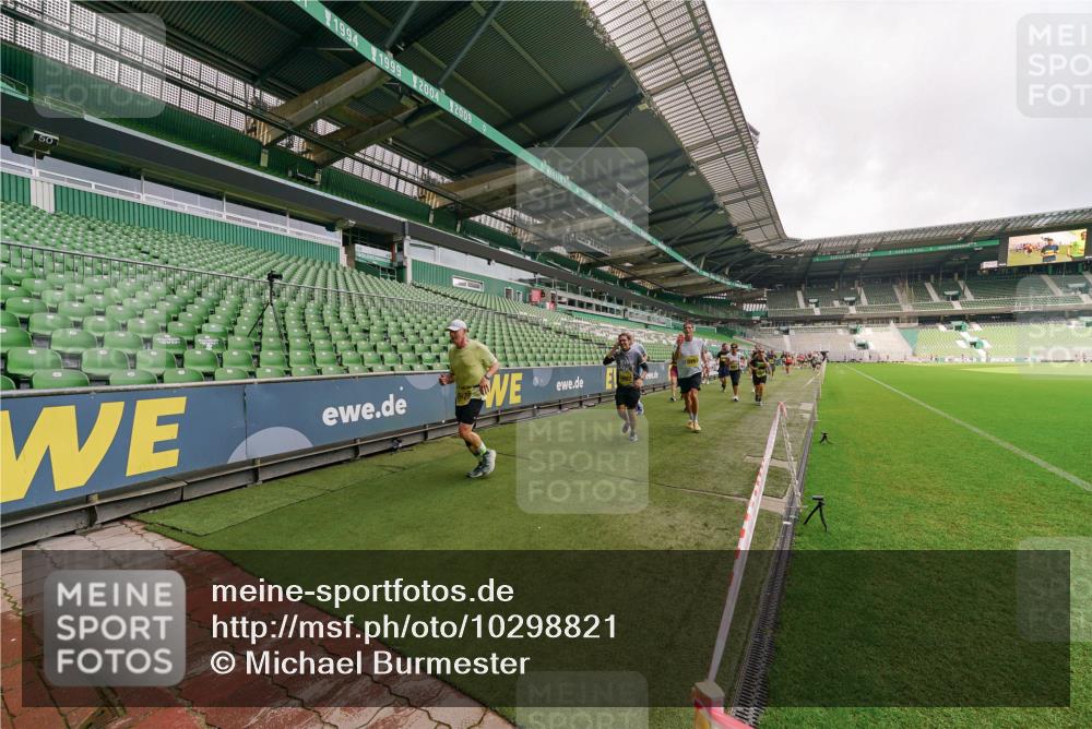 13.09.2026 - 21. swb-Marathon Bremen Michael Burmester http://msf.ph/oto/10298821 13.09.2026 10:34:37 Laufen im Stadion 10018, 10093, 10144, 10147, 10157, 10175, 10177, 10184, 10185, 10211, 10236, 10240, 10245, 10254, 10297, 10355, 10356, 10367, 10368, 10369, 10377, 10408, 10415, 10423, 10427, 10428, 10460, 10485, 10492, 10528, 10530, 10559, 10578, 10604, 10639, 10668, 10669, 10673, 10677, 10687, 10691, 10699, 10700, 10715, 10745, 10749, 10750, 10772, 10787, 10788, 10828, 10857, 10914, 10928, 11126, 11162, 11343, 11803, 11965, 10146, 10222 meine-sportfotos.de