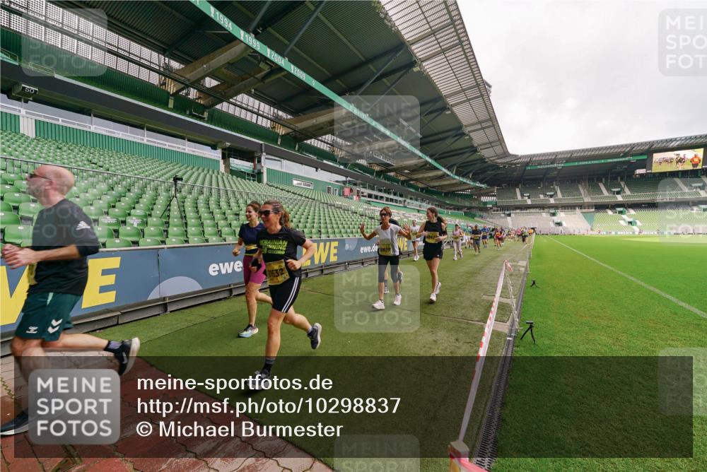 13.09.2026 - 21. swb-Marathon Bremen Michael Burmester http://msf.ph/oto/10298837 13.09.2026 10:34:41 Laufen im Stadion 10018, 10093, 10144, 10147, 10157, 10173, 10175, 10177, 10184, 10185, 10236, 10240, 10245, 10254, 10297, 10355, 10356, 10367, 10368, 10369, 10377, 10408, 10415, 10423, 10427, 10428, 10460, 10485, 10492, 10528, 10530, 10559, 10578, 10604, 10639, 10668, 10669, 10673, 10677, 10687, 10691, 10699, 10700, 10715, 10749, 10750, 10772, 10787, 10788, 10828, 10857, 10914, 10928, 11126, 11162, 11343, 11803, 11965, 10146, 10222 meine-sportfotos.de