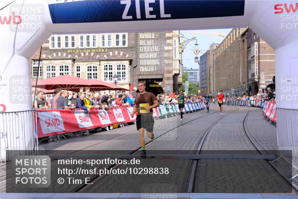 13.09.2026 - 21. swb-Marathon Bremen Tim E. http://msf.ph/oto/10298838 13.09.2026 10:37:37 Ziel 10502, 10961, 11619, 11854, 13608 meine-sportfotos.de