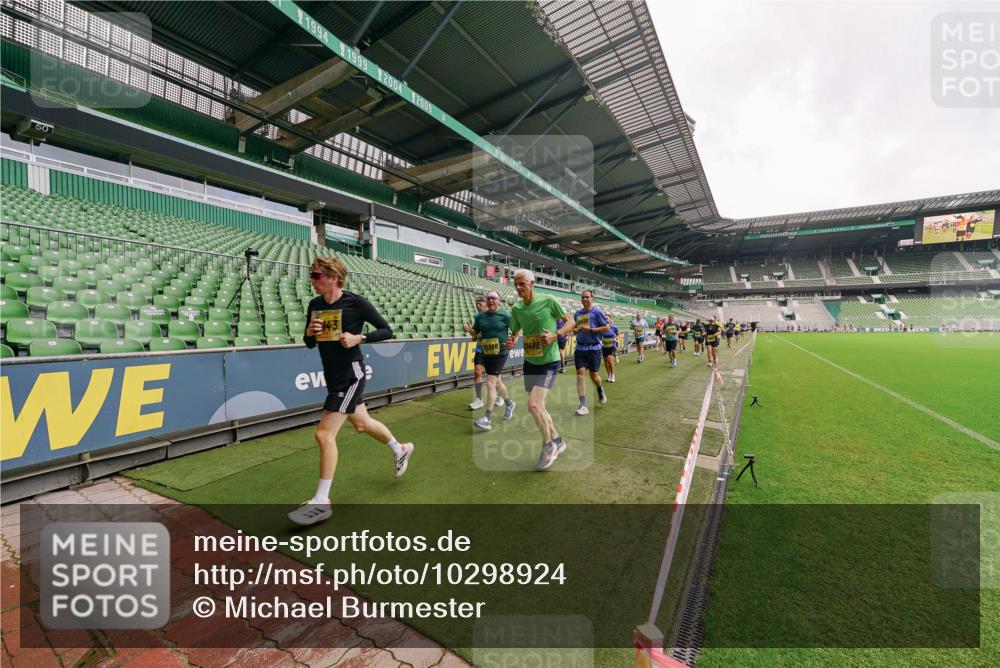 13.09.2026 - 21. swb-Marathon Bremen Michael Burmester http://msf.ph/oto/10298924 13.09.2026 10:35:08 Laufen im Stadion 10093, 10144, 10147, 10152, 10157, 10173, 10175, 10177, 10181, 10182, 10185, 10195, 10240, 10245, 10254, 10309, 10355, 10356, 10357, 10367, 10368, 10369, 10377, 10409, 10415, 10427, 10460, 10473, 10477, 10485, 10492, 10528, 10559, 10604, 10617, 10636, 10639, 10668, 10669, 10677, 10691, 10699, 10700, 10715, 10772, 10787, 10828, 10857, 10914, 10928, 11126, 11162, 11343, 11803, 11965, 10146, 10222 meine-sportfotos.de