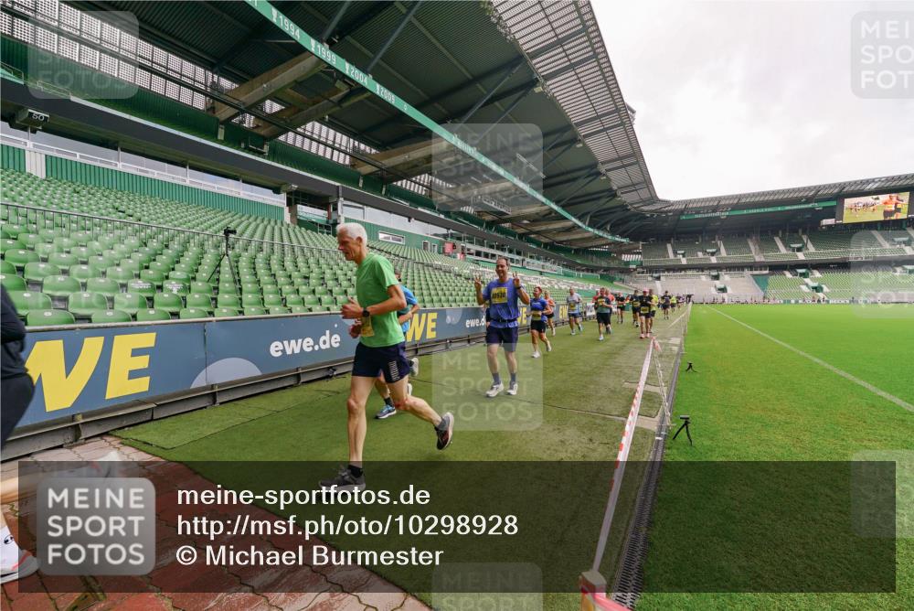 13.09.2026 - 21. swb-Marathon Bremen Michael Burmester http://msf.ph/oto/10298928 13.09.2026 10:35:09 Laufen im Stadion 10093, 10144, 10147, 10152, 10157, 10173, 10175, 10177, 10181, 10182, 10185, 10195, 10240, 10245, 10254, 10309, 10355, 10356, 10357, 10367, 10368, 10369, 10377, 10409, 10415, 10427, 10460, 10473, 10477, 10485, 10492, 10528, 10559, 10604, 10617, 10636, 10639, 10668, 10669, 10677, 10691, 10699, 10700, 10715, 10772, 10787, 10828, 10857, 10914, 10928, 11126, 11162, 11343, 11803, 11965, 10146, 10222 meine-sportfotos.de
