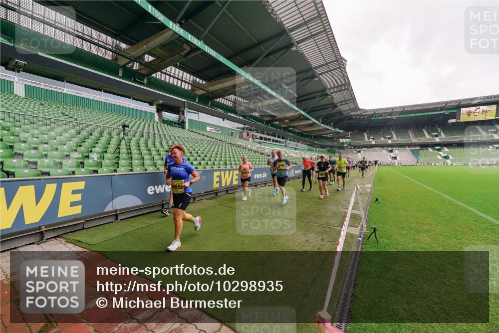 13.09.2026 - 21. swb-Marathon Bremen Michael Burmester http://msf.ph/oto/10298935 13.09.2026 10:35:11 Laufen im Stadion 10093, 10144, 10147, 10152, 10157, 10173, 10175, 10177, 10181, 10182, 10185, 10195, 10240, 10245, 10254, 10306, 10309, 10355, 10356, 10357, 10367, 10368, 10369, 10377, 10409, 10415, 10427, 10460, 10473, 10477, 10485, 10492, 10528, 10559, 10604, 10617, 10636, 10639, 10668, 10669, 10671, 10672, 10677, 10691, 10699, 10700, 10715, 10772, 10828, 10857, 10914, 10928, 11126, 11162, 11343, 11803, 11965, 10146, 10222 meine-sportfotos.de