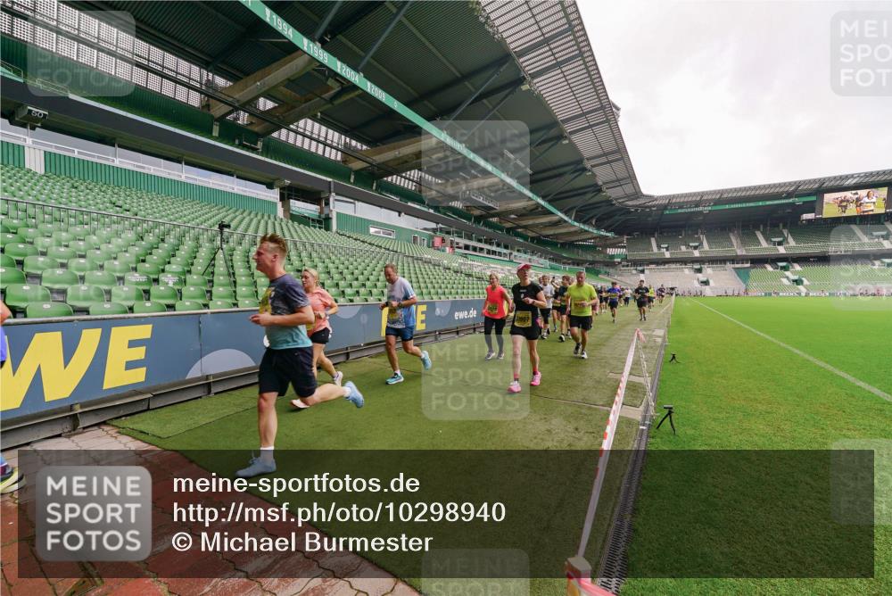 13.09.2026 - 21. swb-Marathon Bremen Michael Burmester http://msf.ph/oto/10298940 13.09.2026 10:35:12 Laufen im Stadion 10093, 10144, 10147, 10152, 10157, 10173, 10175, 10177, 10181, 10182, 10185, 10195, 10240, 10245, 10254, 10306, 10309, 10355, 10356, 10357, 10367, 10368, 10369, 10377, 10409, 10415, 10427, 10460, 10473, 10477, 10485, 10492, 10528, 10559, 10604, 10617, 10636, 10639, 10668, 10669, 10671, 10672, 10677, 10691, 10699, 10700, 10715, 10772, 10828, 10857, 10914, 10928, 11126, 11162, 11343, 11803, 11965, 10146, 10222 meine-sportfotos.de
